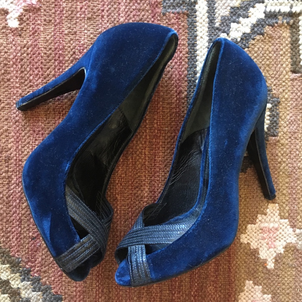 New Ellie tahari blue velvet pumps made in Italy